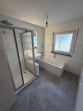 Bad 1/3 - 3-Zimmer-87QM-Wohnung mit Balkon, Garage und großem Kellerabteil in Hohberg-Niederschopfheim