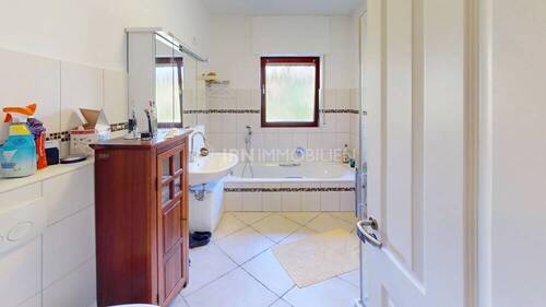 Masterbad mit Dusche und Badewanne im EG - 