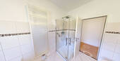 Masterbad mit Dusche und Badewanne im EG - 