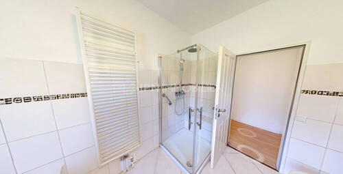 Masterbad mit Dusche und Badewanne im EG - 