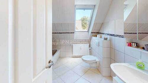 Masterbad mit Dusche und Badewanne im OG - 