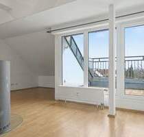 Wohnen über den Dächern - 1996 ausgebaute Dachgeschosswohnung mit Kamin, Loggia und Weitblick - Nürnberg Schweinau