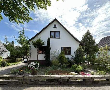 Ansicht Nord-West - Einfamilienhaus mit idyllischem Grundstück in ruhiger Wohngegend offenbart viele Möglichkeiten
