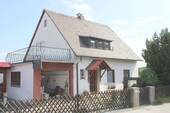 Titelbild - RUHIG UND STADTNAH IN WERTHALTIGER LAGE: Älteres Wohnhaus mit klasse Aussichten