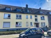 Gebäudefront vorn - 2 Gepflegte Mehrfamilienhäuser mit 12 Wohnungen und 16 Garagen