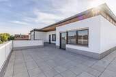 Dachterrasse - 3-Zimmer-Dachgeschosswohnung mit Weitblick und sonniger Terrasse in Seenähe