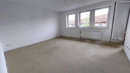 Wohnzimmer mit Zugang zum Balkon - 3 Zimmer Etagenwohnung zum Kaufen in Binz