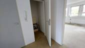 Eingangsbereich/ Flur mit Abstellkammer - 