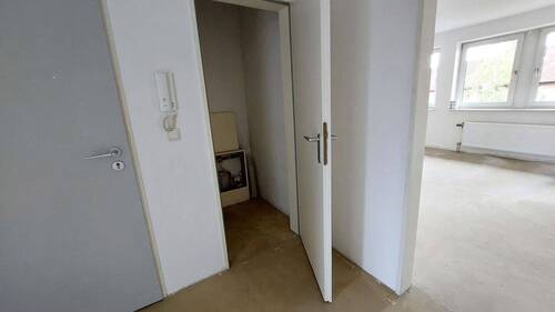 Eingangsbereich/ Flur mit Abstellkammer - 