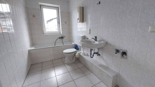 Tageslichtbad mit Badewanne - 