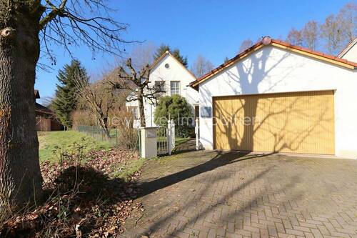 Hausansicht Osten mit Garage - Draußen im Grünen, drinnen im Glück: Ihr Familiennest nahe der Thermenwelt