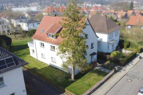 Luftbild - Wohnen in Bestlage: charmantes & vielseitiges Dreifamilienhaus