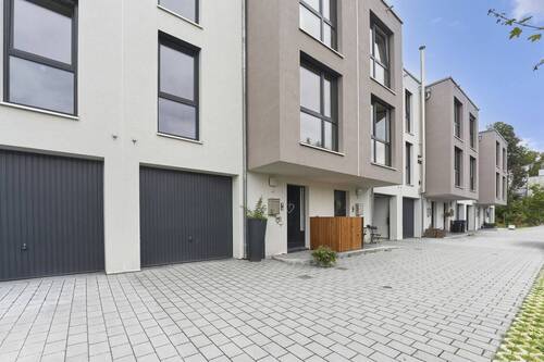 Hausansicht_7 - Modernes Wohnen in toller Lage - Reihenmittelhaus mit Gartenterrasse und Doppelg. in 79183 Waldkirch