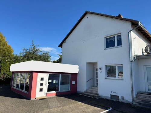 Vorderansicht mit Verkaufsbüro - 