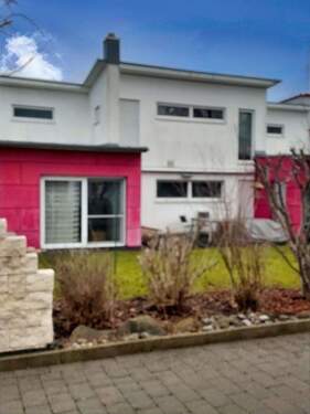 Gartenansicht mit geschützter Terrasse - Neuwertiges und modernes Einfamilienhaus mit großem Grundstück in Burgrieden