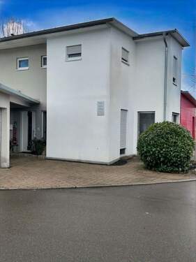 Eingangsbereich mit Garagen, Carport und Fahrradraum - 6 Zimmer Einfamilienhaus zum Kaufen in Burgrieden