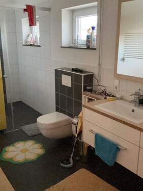 Masterbad mit geräumiger Dusche - 