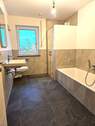 Bad mit Dusche u. Badewanne - sonnige 3-Zi DG Wohnung mit Balkon Schierling -Erstbezug-