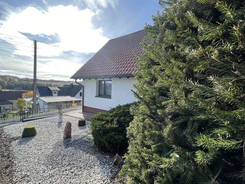 Bild 1 - Ein Zuhause zum Wohlfühlen mit Aussicht und Potential - bereit für Ihre Ideen! EFH in schöner Lage!