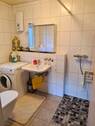 Teilansicht vom Badezimmer im EG - 