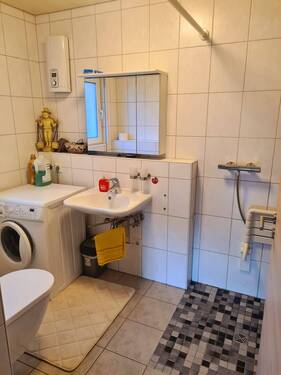 Teilansicht vom Badezimmer im EG - 