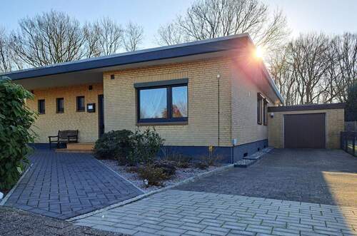 Straßenansicht - *** Provisionsfrei für den Erwerber *** schönes Domizil in Stade für die größere Familie ...