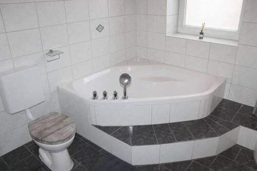 ... mit Wanne und Fenster - 