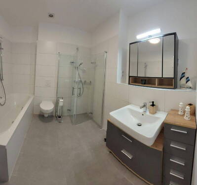 Bad mit Wanne & Dusche - 