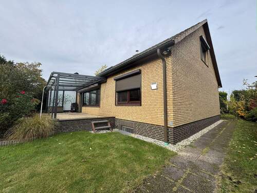 Außenansicht m. Terrasse - Gepflegtes EFH in Traumlage mitten in Norderstedt