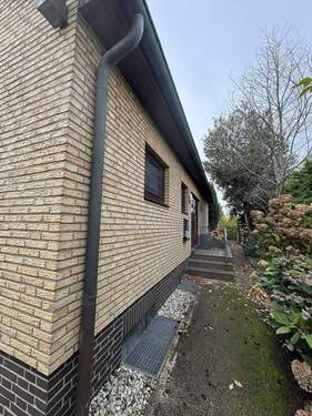 2. Außenansicht Eingang Ecke - 4 Zimmer Einfamilienhaus zum Kaufen in Norderstedt