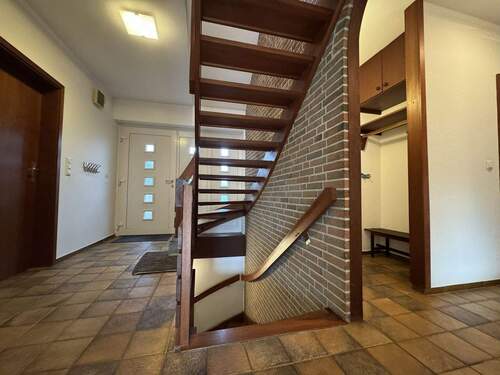 4. Eingang mit Treppe - Einfamilienhaus mit 141,00 m² in Norderstedt zum Kaufen