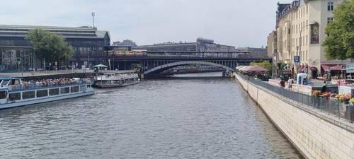 Bahnhof Friedrichstraße um die Ecke.jpg - 