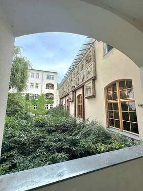 ..Blick ins Grüne im Innenhof.jpg - 