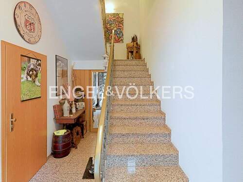 Freundliches Treppenhaus / Wohn- und Geschäftshaus - 