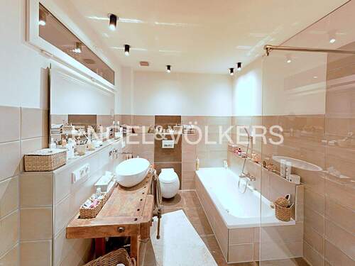 Hochwertiges Dusch- und Wannenbad im Obergeschoss / Wohn- und Geschäftshaus - 