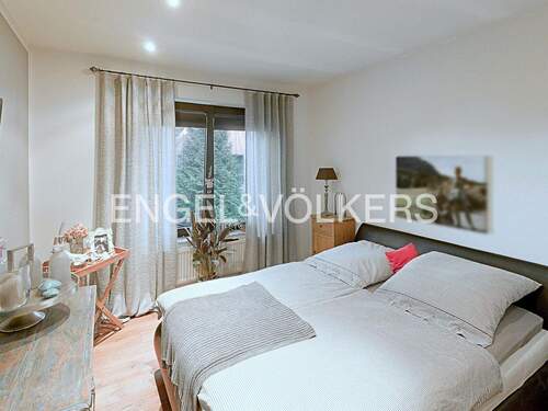 Gemütliches Schlafzimmer im Obergeschoss / Wohn- und Geschäftshaus - 