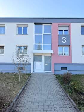 Hausansicht - Sofort frei! Gepflegte 3 Zimmerwohnung mit zwei Bädern, Balkon und Tiefgarage