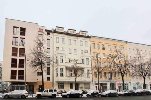 Fassade - Vermietet: 2-Zimmer-Altbauwohnung im 4. OG (ohne Aufzug) mit Keller nahe Rosenthaler Platz