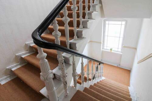 Treppe und Geländer - 2 Zimmer Einfamilienhaus zum Kaufen in Berlin