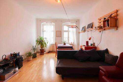 Zimmer 1 mit Fenstern - 2 Zimmer Einfamilienhaus in Berlin