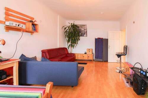 Zimmer 1 mit Tür - Einfamilienhaus in Berlin zum Kaufen