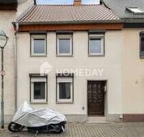 Ruhig gelegenes Wohnhaus mit 690?m² Grundstück - mit Garten, Scheune und Entwicklungspotenzial - Zörbig