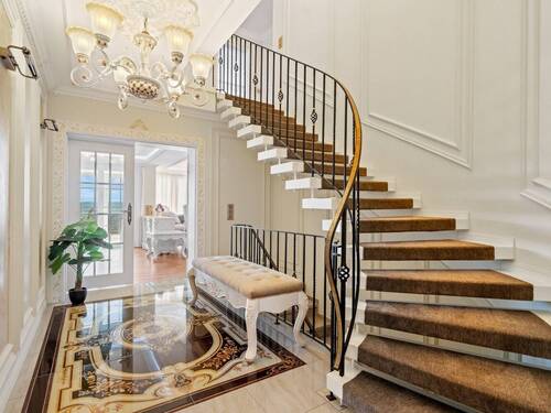 Treppenaufgang ins Obergeschoss - 