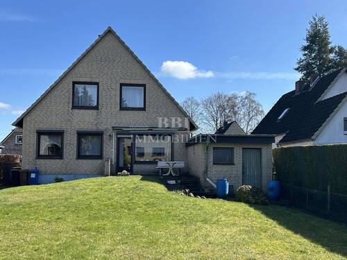 Genießen Sie warme Sommertage im großen Garten - 