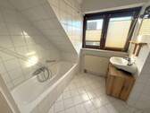 Blick ins Badezimmer (1) - 