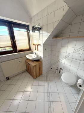 Blick ins Badezimmer (2) - 