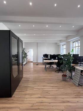 Coworking-Fäche mit Telefonboxen - 