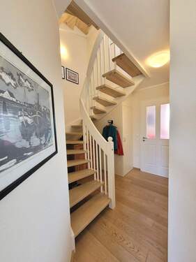 helle Treppen ziehen sich durch die 3 Etagen - Reihenmittelhaus mit 78,00 m&sup2; in Juist zum Kaufen