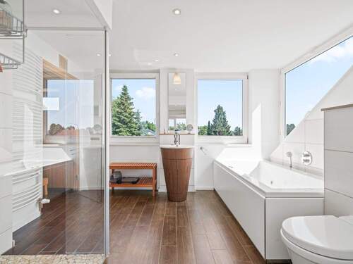 Bad mit Sauna, Dusche und Whirlpool im DG - 