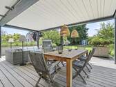 Terrasse mit Pergola, Blick in den Garten - 